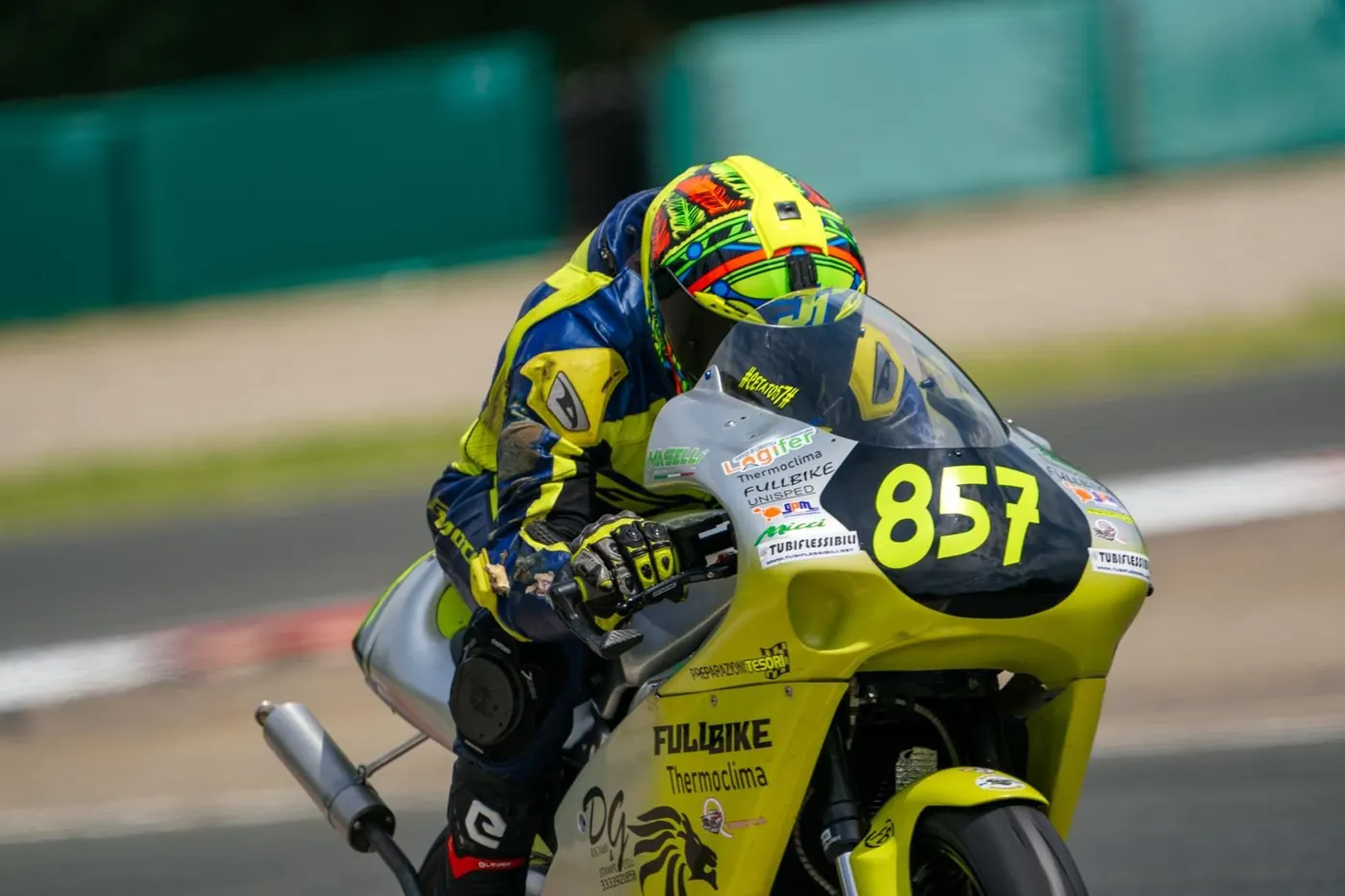 Cesare Fusto in pista con la moto 857